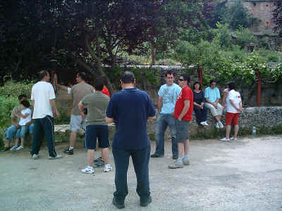 Esperando en la barbacana de la fuente Esperando en la barbacana de la fuente