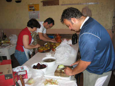 Preparando las manzanas y el sofrito del arroz Preparando las manzanas y el sofrito del arroz