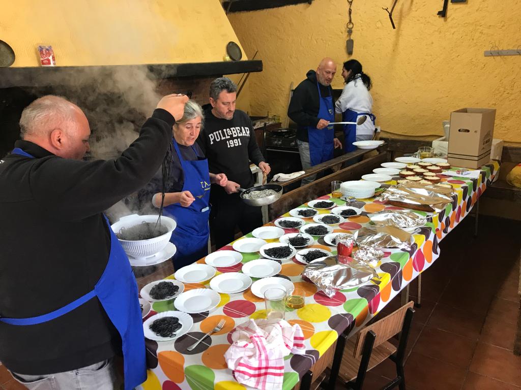 Los cocineros trabajando Los cocineros trabajando