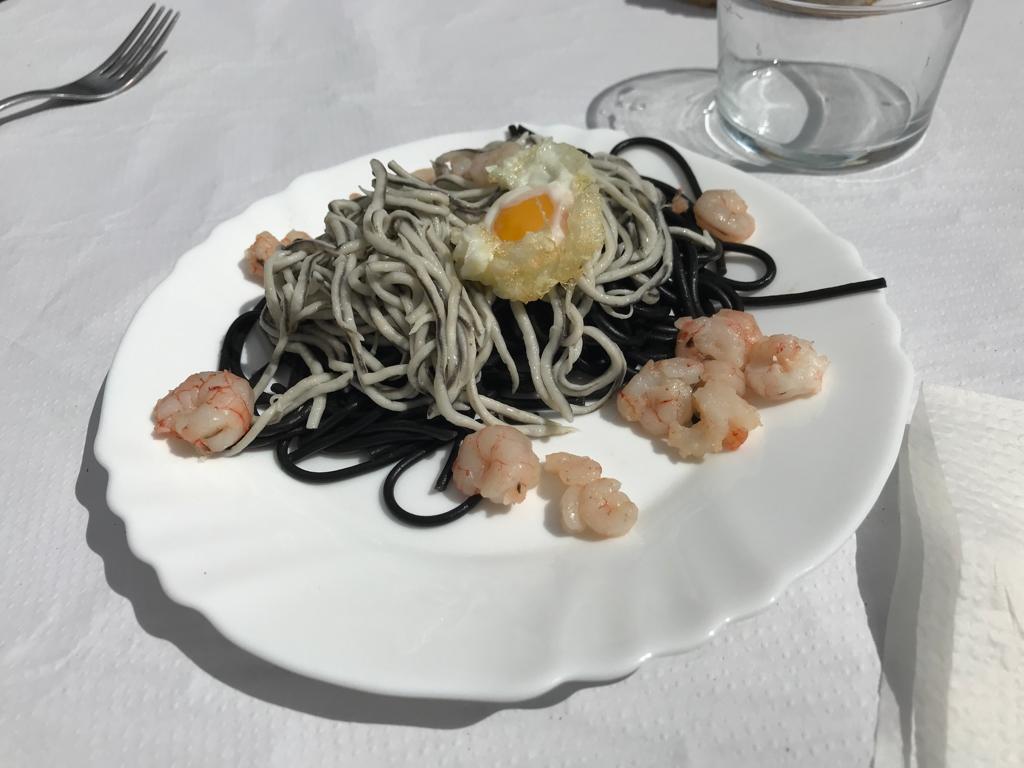 Espaguetis con gulas y gambas Espaguetis con gulas y gambas