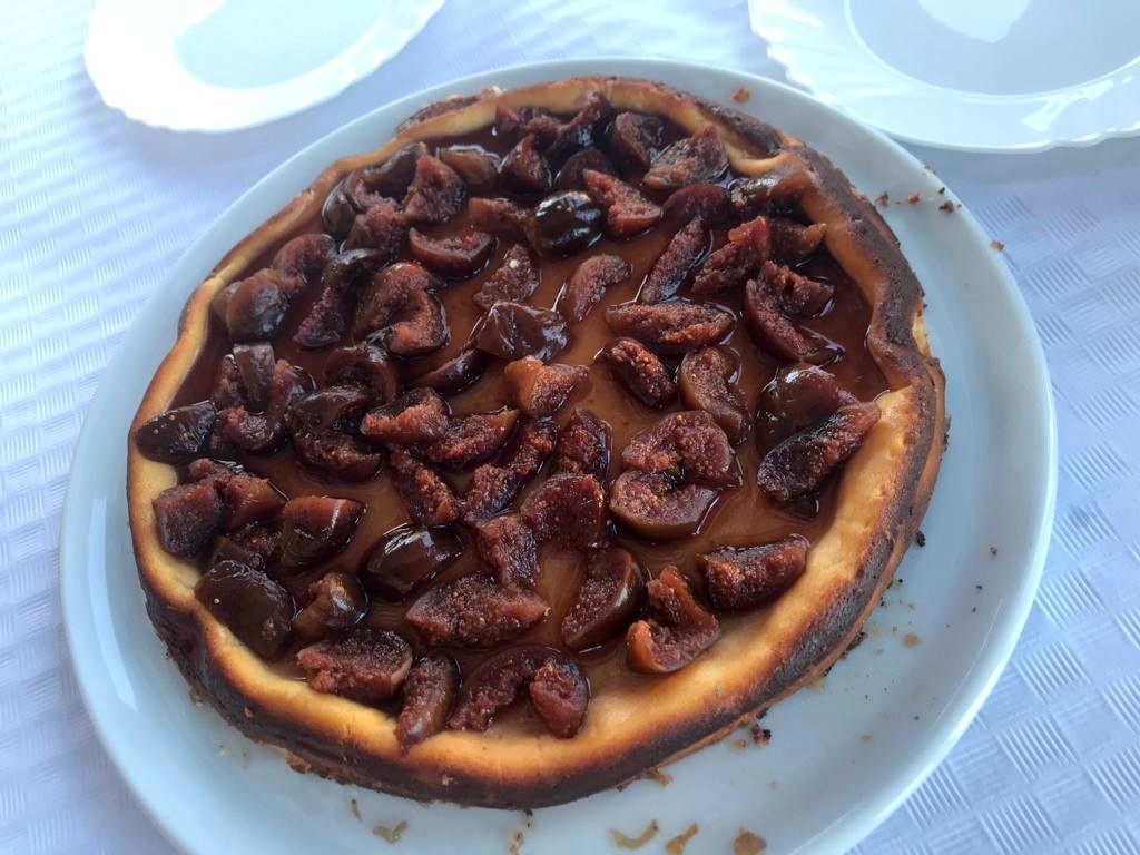 Tarta de requesón con higos caramelizados