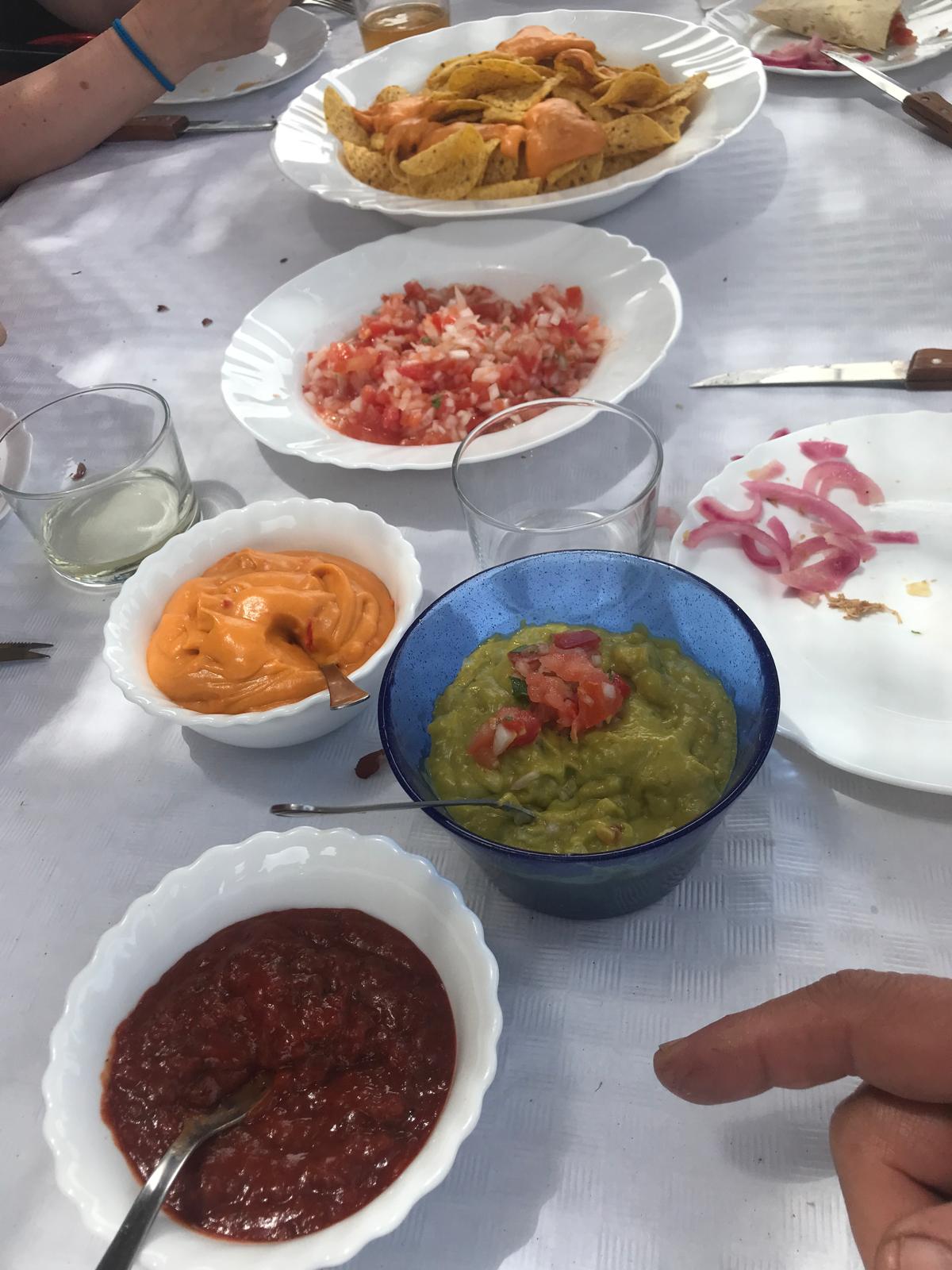 Totopos con salsas Totopos con salsas