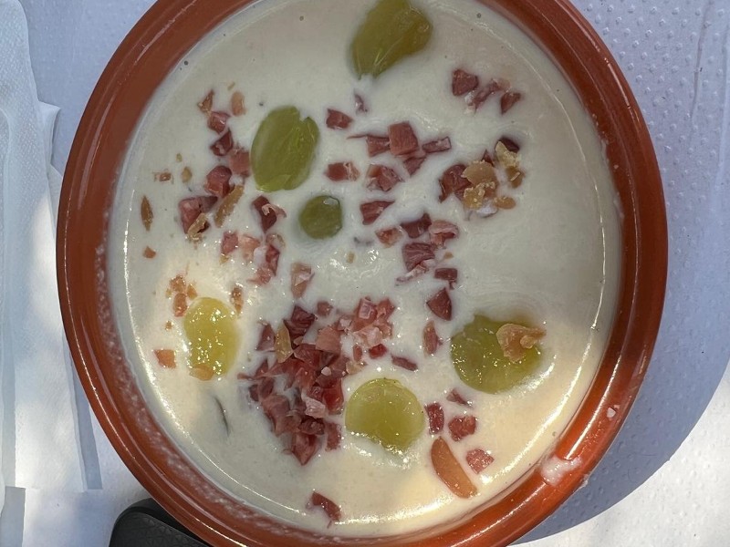 Receta de ajoblanco con jamón y huevas