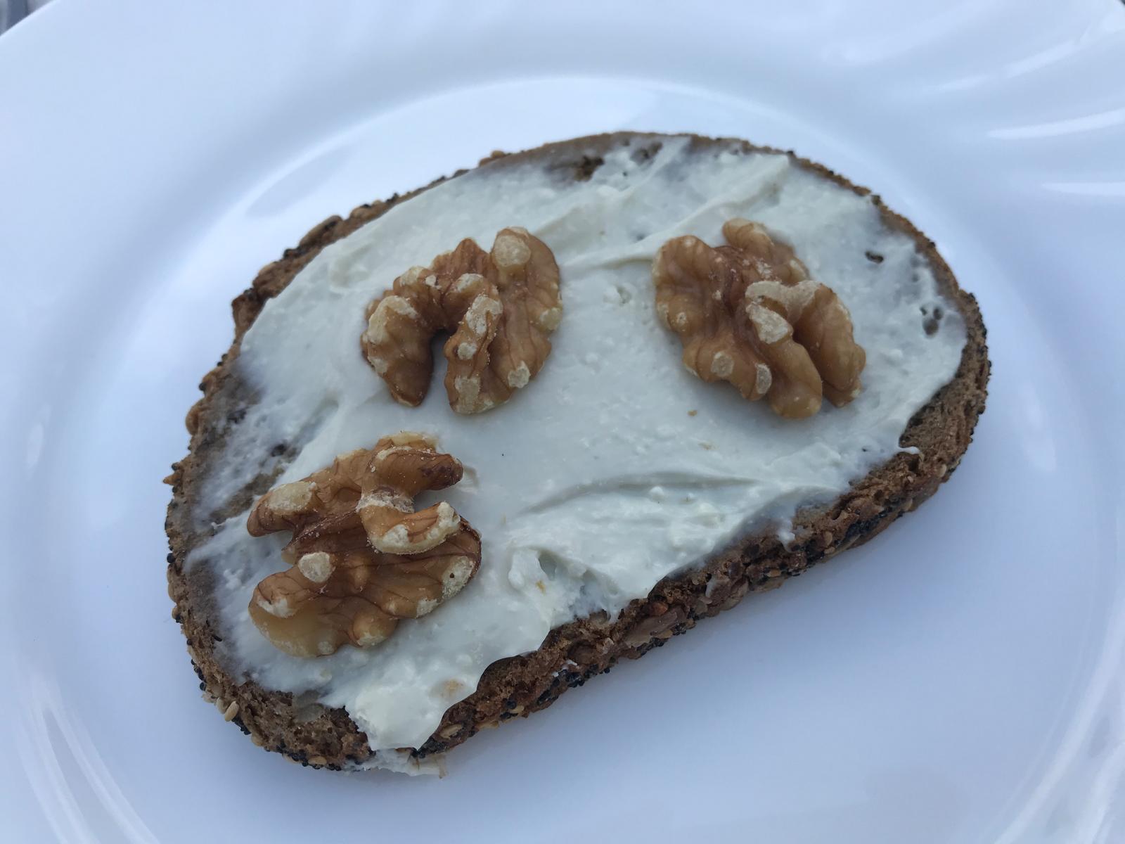 Tosta de queso con nueces Tosta de queso con nueces