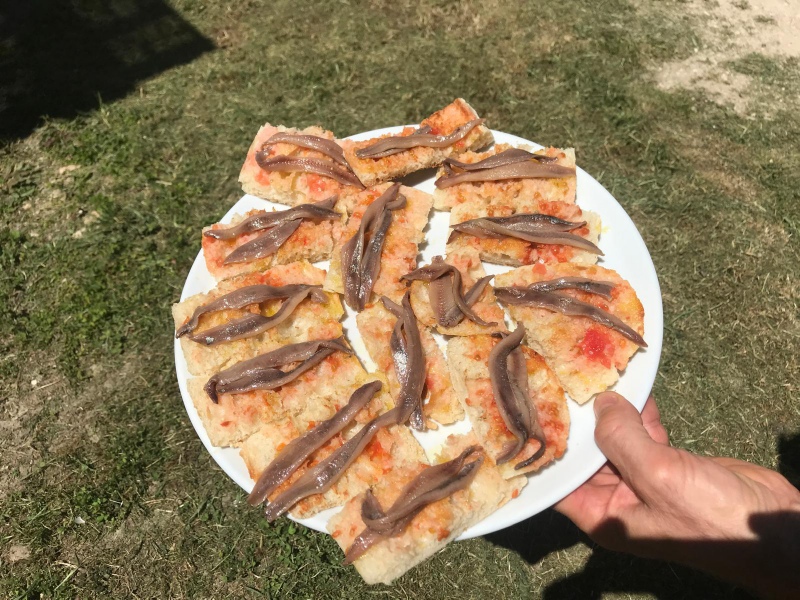 Anchoas con pan de coca Anchoas con pan de coca