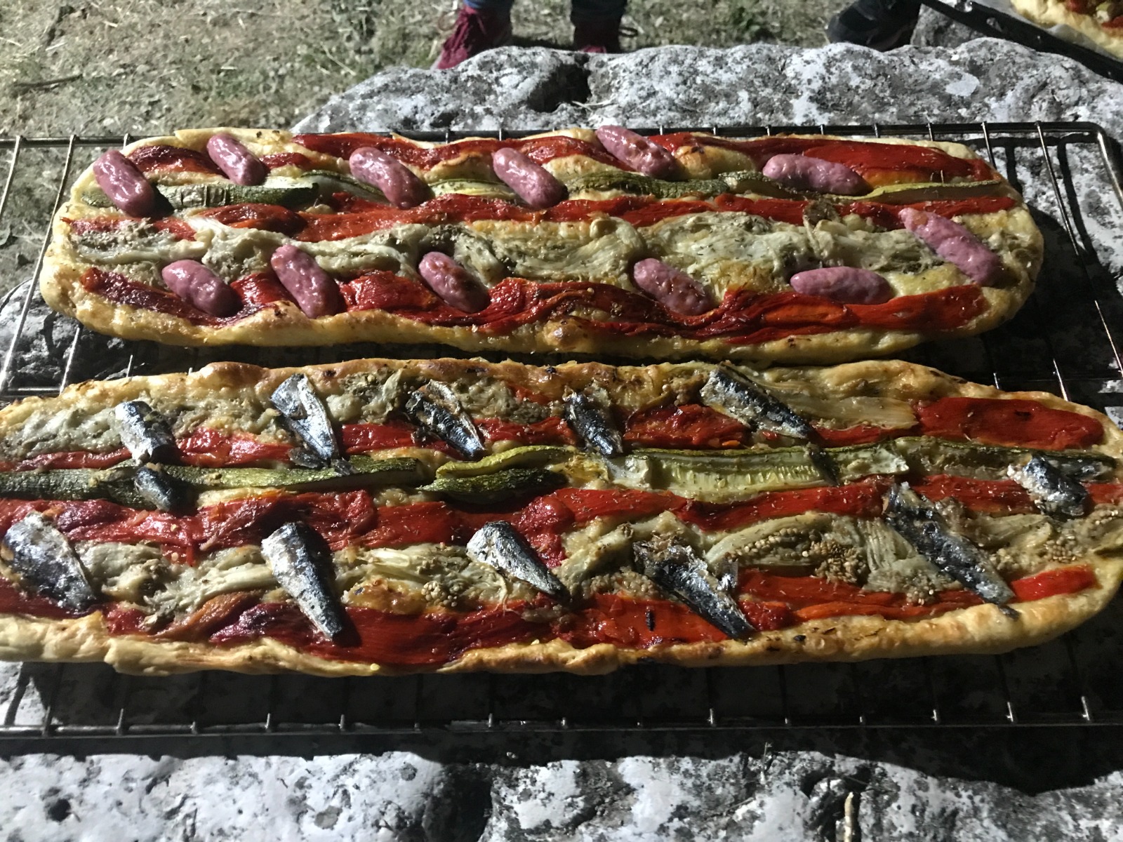 Coca de salchichas y de sardinas Coca de salchichas y de sardinas